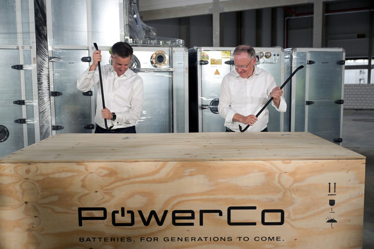 Unpacking of the first industrial machine for the future Gigafactory